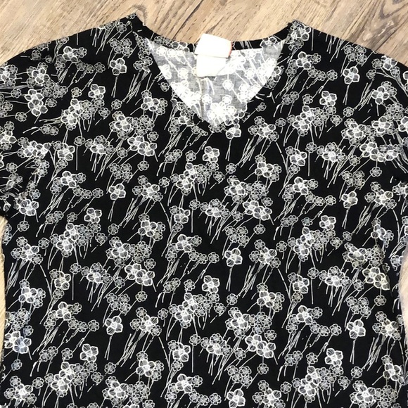 Peaches Black & White Floral V neck Scrub Top - Picture 5 of 7